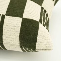 Detail van groen sierkussen Pillow Twist in 100% katoen met textuur