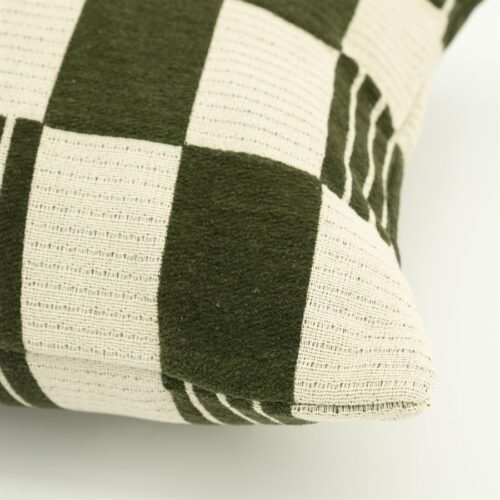 Detail van groen sierkussen Pillow Twist in 100% katoen met textuur
