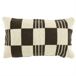 Decoratief kussen met zwart-wit ruitpatroon, perfect voor moderne interieurstijlen en comfortabele zithoeken. Gemaakt van hoogwaardig textiel voor duurzaamheid en stijl.