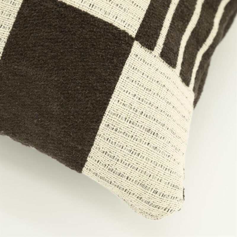 Decoratief kussen met zwart-wit geometrisch patroon, perfect voor modern interieur. Gemaakt van hoogwaardige stoffen voor comfort en stijl.