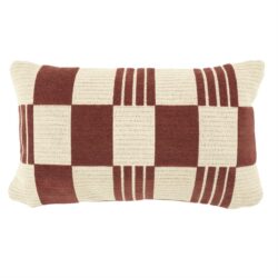 Pillow Twist sierkussen 35x55 cm in burgundy rood van 100% katoen