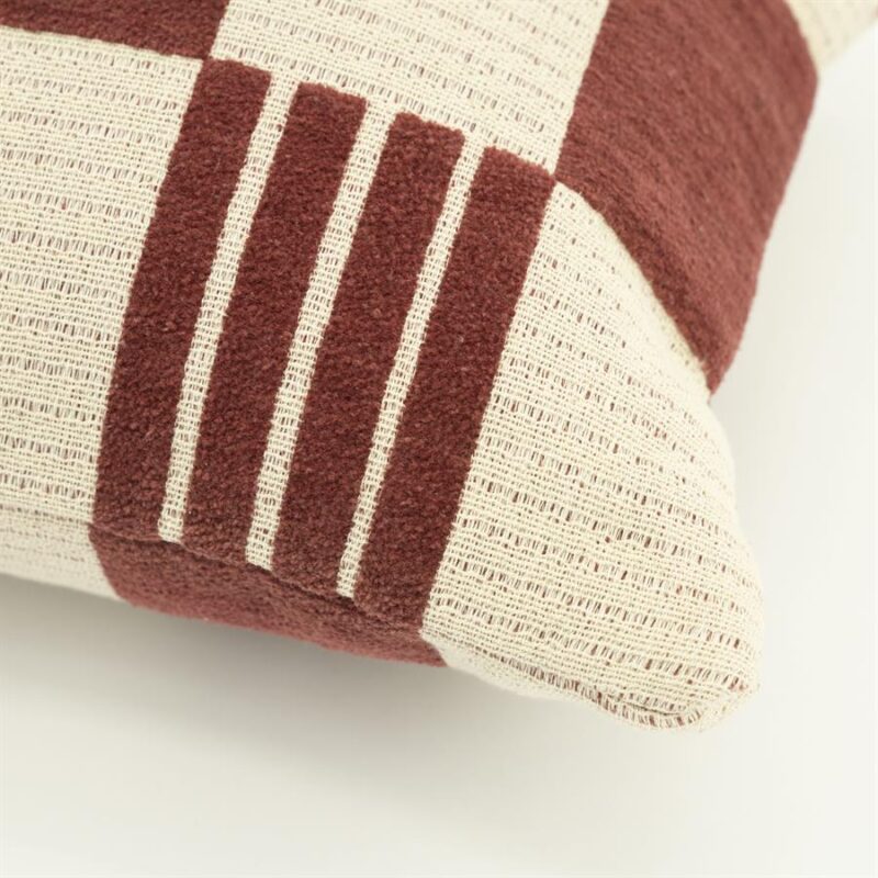 Detail textuur Pillow Twist sierkussen burgundy rood gedraaid katoen patroon