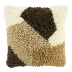 Zacht wollen sierkussen met geometrisch patroon in beige, bruin en crème kleuren, perfect voor een gezellige woonkamer of slaapkamer.