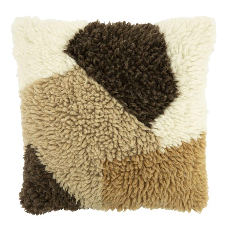 Zacht wollen sierkussen met geometrisch patroon in beige, bruin en crème kleuren, perfect voor een gezellige woonkamer of slaapkamer.