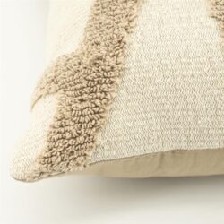 Comfortabel kussen met fleece en geweven stof, perfect voor een gezellige zithoek of slaapkamer.