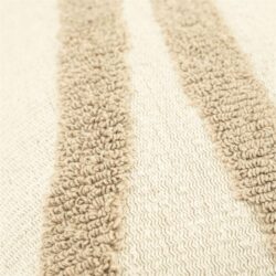 Zacht beige vloerkleed met geknoopte rand, perfect voor een gezellige woonkamer of slaapkamer. Gemaakt van hoogwaardig materiaal voor comfort en duurzaamheid.