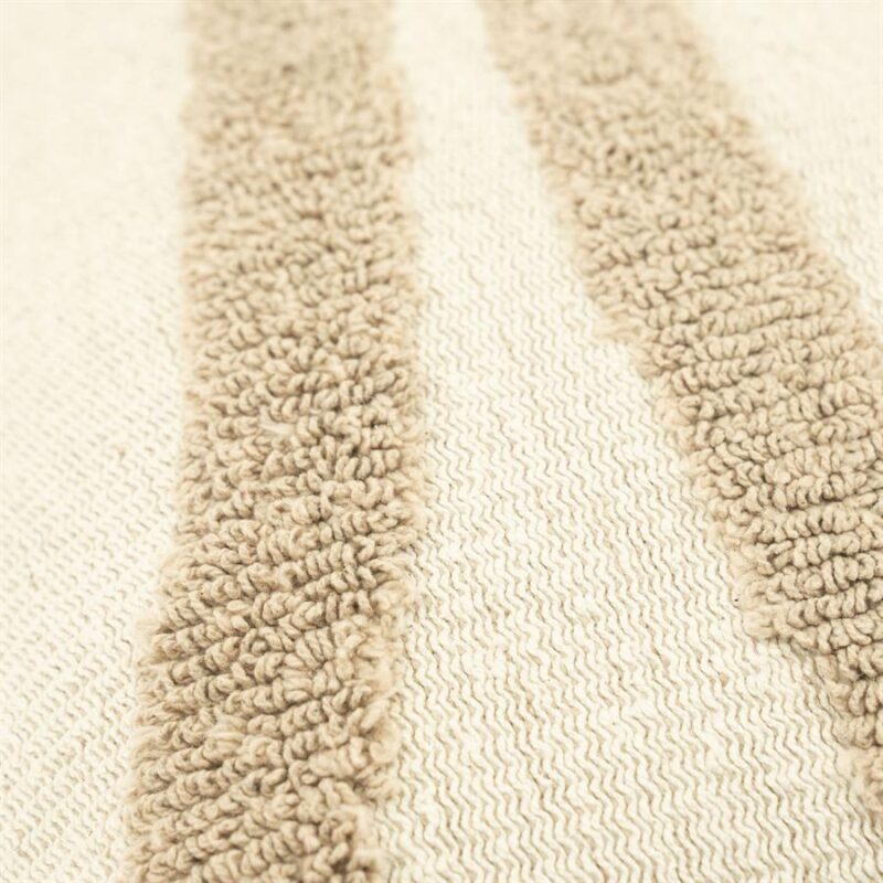 Zacht beige vloerkleed met geknoopte rand, perfect voor een gezellige woonkamer of slaapkamer. Gemaakt van hoogwaardig materiaal voor comfort en duurzaamheid.