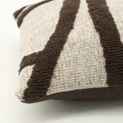 Kussen met modern design en textuur, gemaakt van hoogwaardige stoffen in beige en bruin, perfect voor een stijlvolle woonkamer of slaapkamer.
