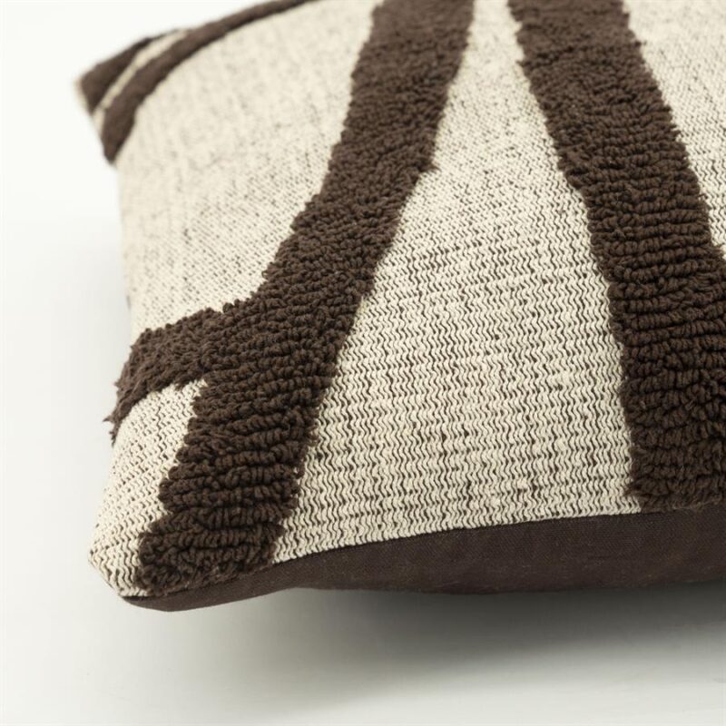 Kussen met modern design en textuur, gemaakt van hoogwaardige stoffen in beige en bruin, perfect voor een stijlvolle woonkamer of slaapkamer.