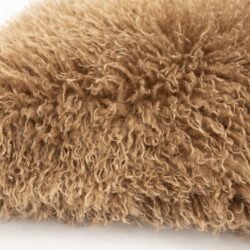 Zacht kunstbont kussen in warm bruin, perfect voor een gezellige en comfortabele uitstraling in elke woonkamer of slaapkamer.