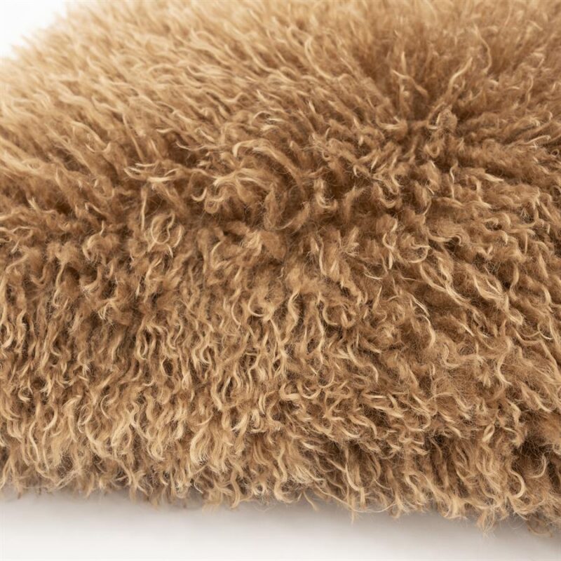 Zacht kunstbont kussen in warm bruin, perfect voor een gezellige en comfortabele uitstraling in elke woonkamer of slaapkamer.