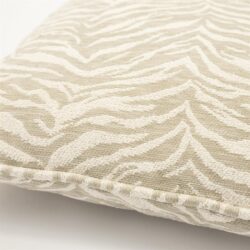 Comfortabele beige poef met zebra print, perfect voor woonkamer of slaapkamer, gemaakt van zachte stoffen voor een stijlvolle en gezellige uitstraling.