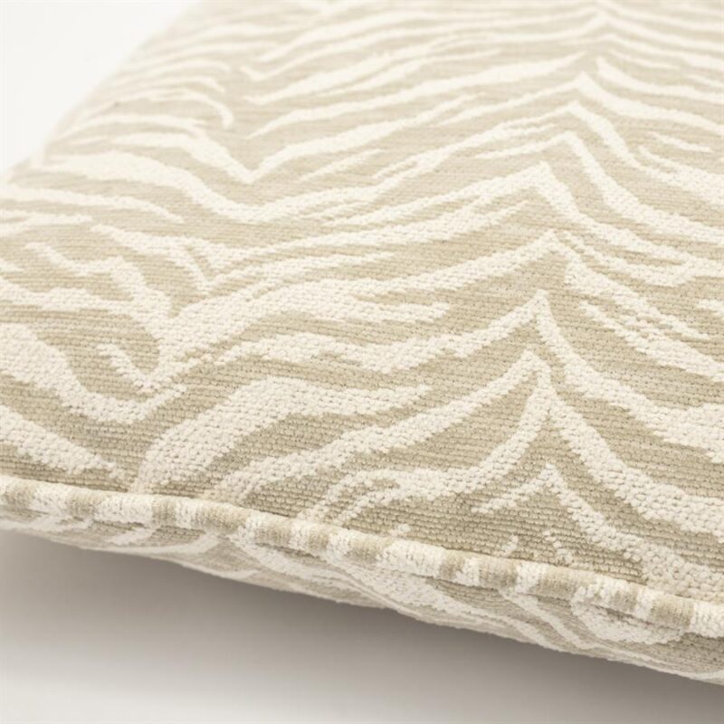 Comfortabele beige poef met zebra print, perfect voor woonkamer of slaapkamer, gemaakt van zachte stoffen voor een stijlvolle en gezellige uitstraling.