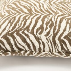 Zebra print sierkussen met beige en bruin patroon, perfect voor een stijlvolle en comfortabele zithoek. Gemaakt van hoogwaardige stoffen voor duurzaamheid en luxe uitstraling.