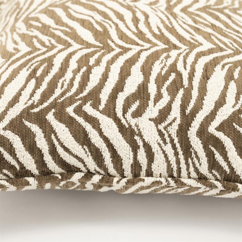 Zebra print sierkussen met beige en bruin patroon, perfect voor een stijlvolle en comfortabele zithoek. Gemaakt van hoogwaardige stoffen voor duurzaamheid en luxe uitstraling.
