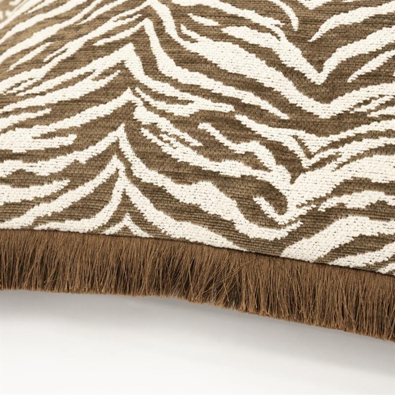 Detail van de bruine polyester stof van het Tigra sierkussen 40x60 cm