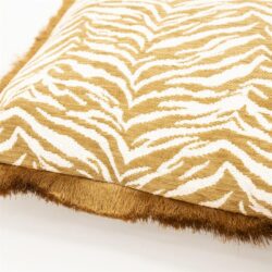 Luxe sierkussen met zebrastijl patroon in beige en wit, perfect voor moderne interieurdecoratie. Gemaakt van hoogwaardig textiel met zachte vulling voor comfort en stijl.
