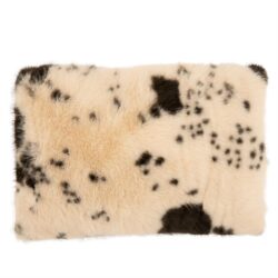 Dierenhuid tapijt met zwart-witte vlekken, zacht en luxe decorstuk voor woonkamer of slaapkamer. Perfect voor een natuurlijke en stijlvolle uitstraling.