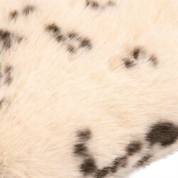 Dichtbij opname van een dierenhuid met zwart-witte vlekken, geschikt voor meubelbekleding of decoratie.