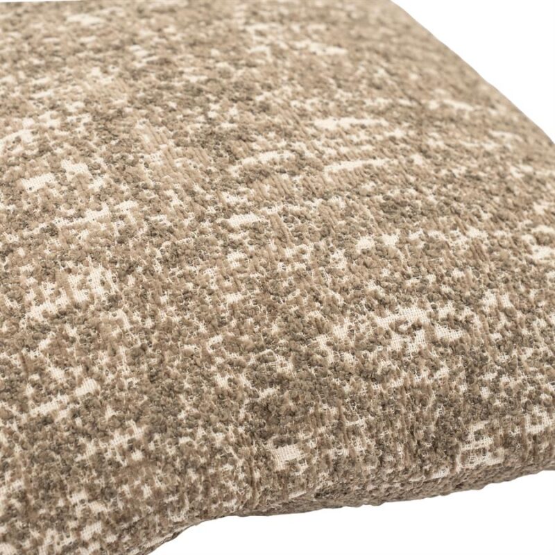 Close-up van een kussen met een zachte, luxe stoftextuur in beige tinten, perfect voor een gezellige en stijlvolle woonkamer.