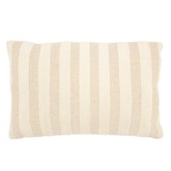 Kussen met strepen, gemaakt van natuurlijke stoffen, perfect voor een gezellige en rustgevende sfeer in huis. Ideaal voor banken, stoelen of als decoratief accent.