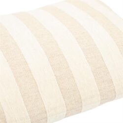 Lichtgekleurde kussen met beige en witte strepen, perfect voor een gezellige zithoek of slaapkamer. Gemaakt van zachte, duurzame stof voor comfort en stijl.