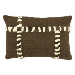 Decoratief kussen met zwart-wit gestreept patroon op een bruin achtergrond, perfect voor moderne woonkamers en banken.