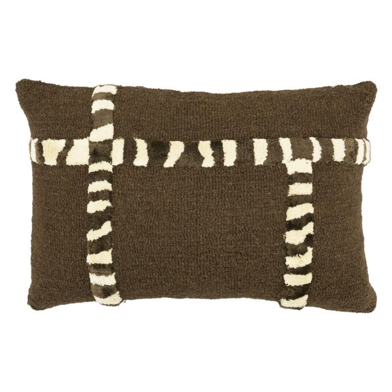 Decoratief kussen met zwart-wit gestreept patroon op een bruin achtergrond, perfect voor moderne woonkamers en banken.
