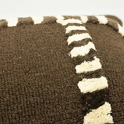 Close-up van een houten meubelstuk met zwart-wit gestreepte bekleding, perfect voor een modern interieur.