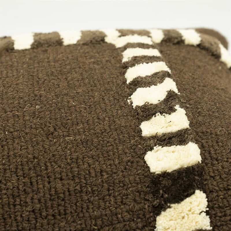Close-up van een houten meubelstuk met zwart-wit gestreepte bekleding, perfect voor een modern interieur.