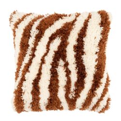 Luxe shaggy kussen van Mokana met bruin en crème kleuren, perfect voor een gezellige en warme uitstraling in elke woonkamer.