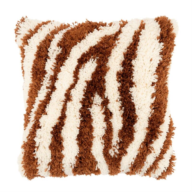 Luxe shaggy kussen van Mokana met bruin en crème kleuren, perfect voor een gezellige en warme uitstraling in elke woonkamer.