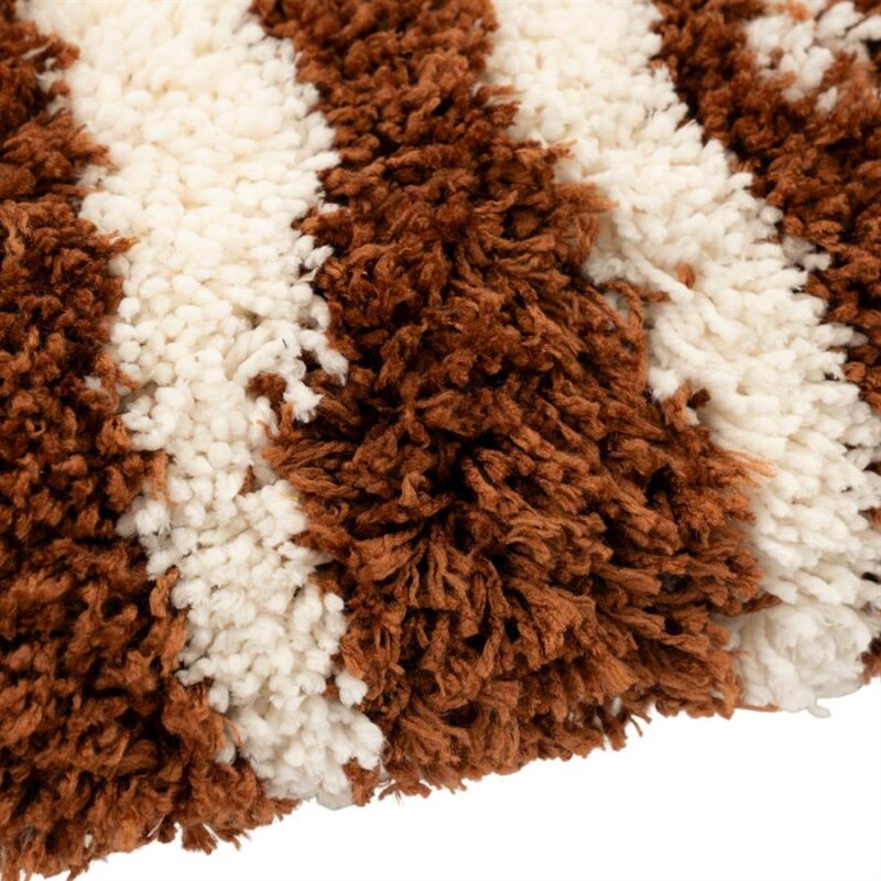 Geometrisch wollen vloerkleed in bruin, wit en beige tinten, perfect voor een gezellige woonkamer.