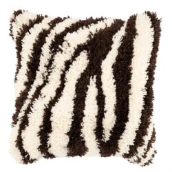 Luxe zwart-wit gestreept sierkussen met zachte, pluizige textuur, perfect voor moderne woonkamers en banken.