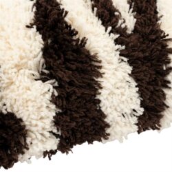 Comfortabel wollen vloerkleed met een mix van bruin en wit, perfect voor een gezellige woonkamer of slaapkamer.