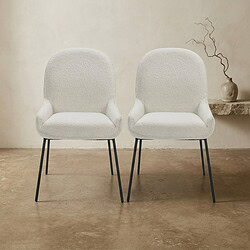 Twee witte Scandinavische fauteuils met houten poten in een minimalistische interieursetting, perfect voor modern en comfortabel wonen.