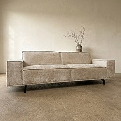 Luxe stoffen bank in een modern interieur, perfect voor woonkamer decoratie, met strakke lijnen en comfortabele zitplaatsen.