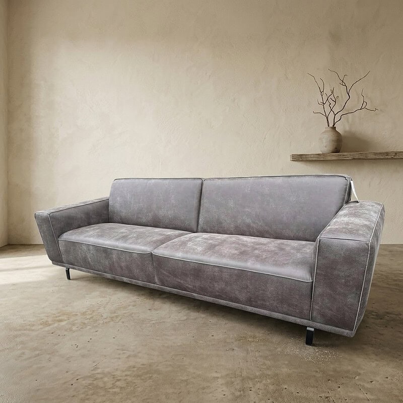 Elegante grijze stoffen bank met strak ontwerp, perfect voor een moderne woonkamer. Gemaakt van hoogwaardig materiaal voor comfort en duurzaamheid, ideaal voor stijlvolle interieurs.