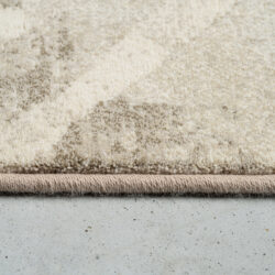 Luxe beige vloerkleed met zachte textuur, perfect voor een stijlvolle woonkamer of slaapkamer, gemaakt van hoogwaardig materiaal voor comfort en duurzaamheid.