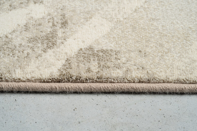 Luxe beige vloerkleed met zachte textuur, perfect voor een stijlvolle woonkamer of slaapkamer, gemaakt van hoogwaardig materiaal voor comfort en duurzaamheid.