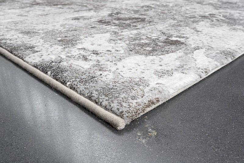 Industriële vloerkleed met verweerde uitstraling, geschikt voor moderne en vintage interieurstijlen, gemaakt van duurzaam materiaal voor een stijlvolle en praktische vloerbedekking.