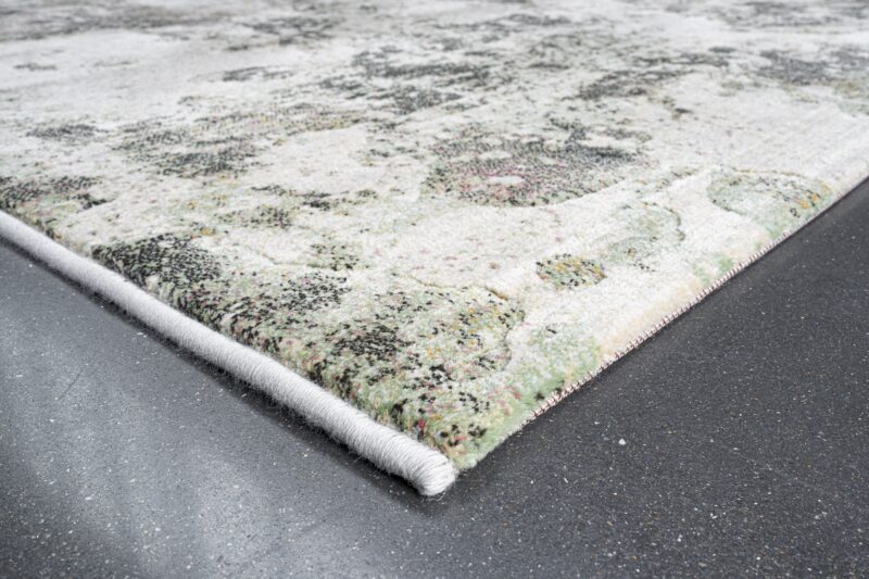Hoekdetail van Ace 6444 karpet met dichte pool en stevige afwerking