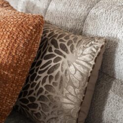 Elegante stoffen kussens op een moderne bank, perfect voor stijlvolle en comfortabele woonruimtes.