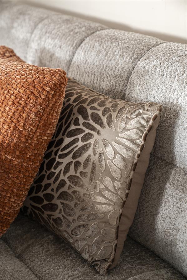 Elegante stoffen kussens op een moderne bank, perfect voor stijlvolle en comfortabele woonruimtes.