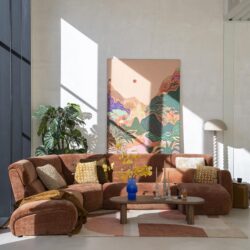 Hoekbank van Mokana Meubelen, perfect voor een moderne woonkamer, met comfortabele kussens en een stijlvolle uitstraling.