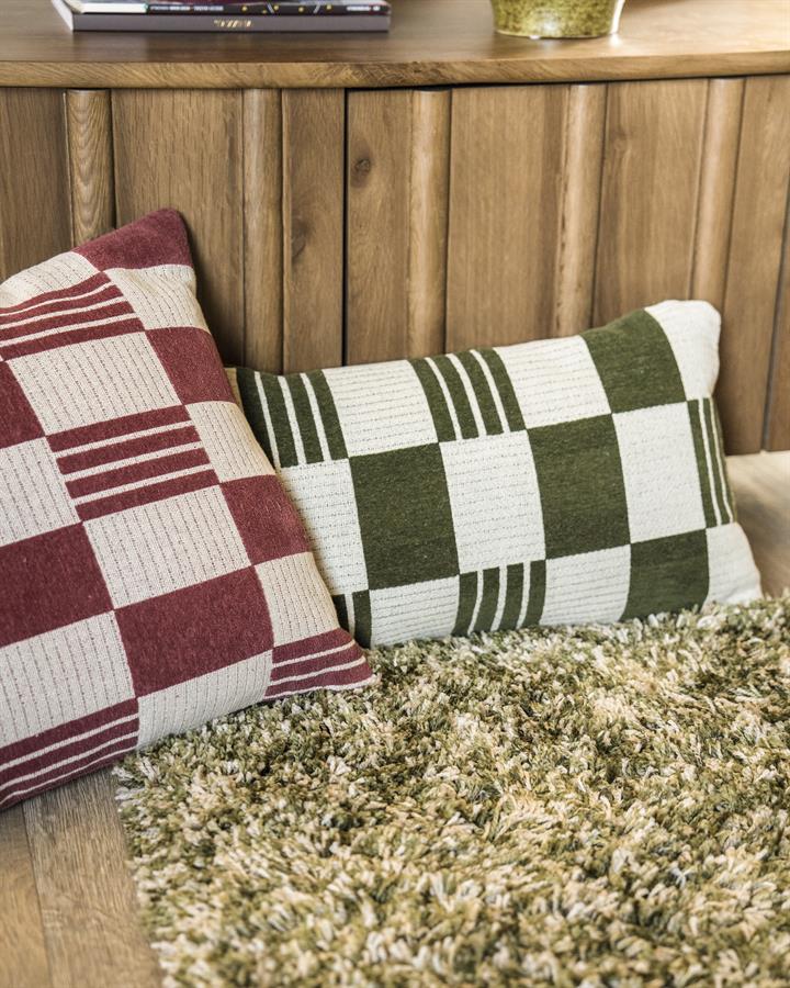 Close-up textuur van het Pillow Twist sierkussen in burgundy rood katoen