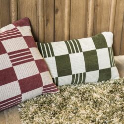 Groen sierkussen Pillow Twist van 100% katoen in interieur setting