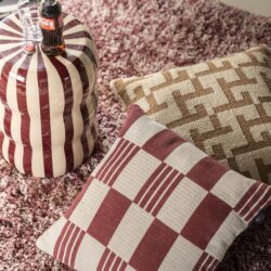 Pillow Twist burgundy sierkussen 45x45 cm gestileerd in een modern interieur