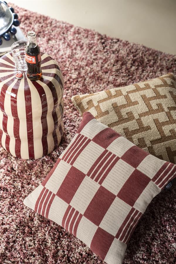 Pillow Twist burgundy sierkussen 45x45 cm gestileerd in een modern interieur