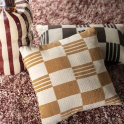 Mosterdgeel Pillow Twist sierkussen van katoen in een stijlvol interieur